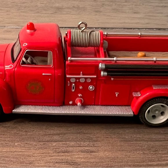 Hallmark 2022 NEW Christmas Ornament 1947 Chevrolet #20 in Fire Brigade Series - Picture 4 of 11